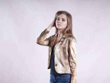 güzel genç kız bir ceket ve kot Studio
