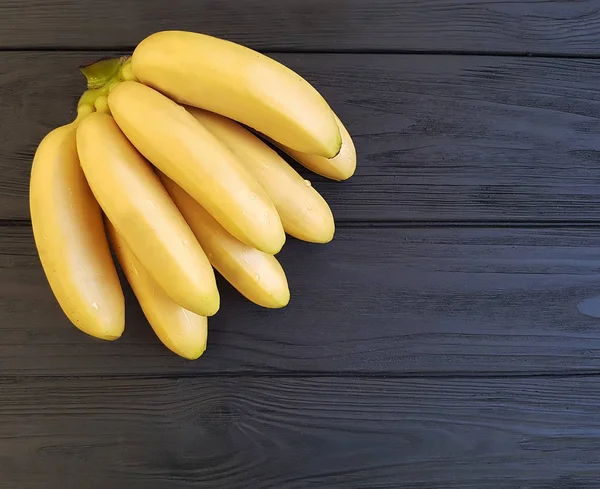Rijpe Bananen Een Zwart Houten — Stockfoto