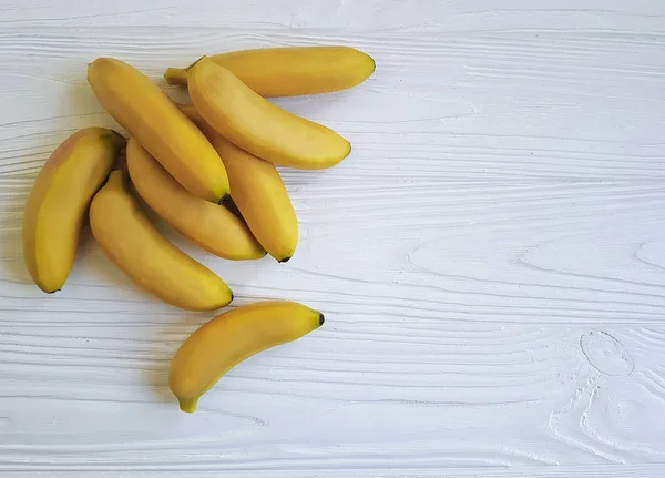 Rijpe Bananen Wit Houten — Stockfoto