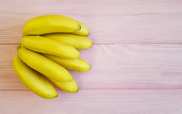 Rijpe Bananen Een Roze Houten — Stockfoto