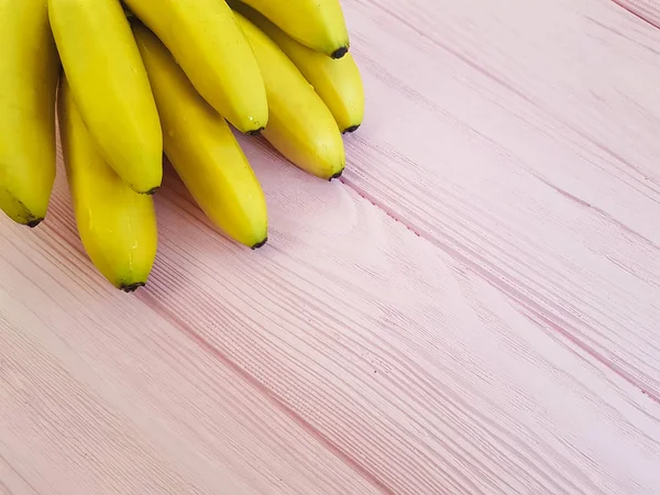 Спелые Бананы Розовой Деревянной — стоковое фото
