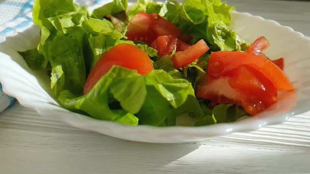 Salat Auf Einem Teller Fliegt Tomaten Zeitlupe Hölzern Kochen — Stockvideo