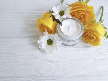 krem kozmetik sarı beyaz tahta üzerinde yükseldi.