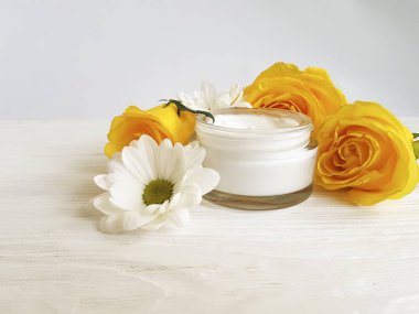 krem kozmetik sarı beyaz tahta üzerinde yükseldi.