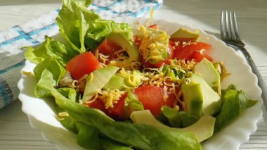 Avokado domates sinekler, peynir salatası