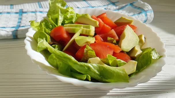 Salat Mit Avocado Tomaten Fliegt — Stockvideo