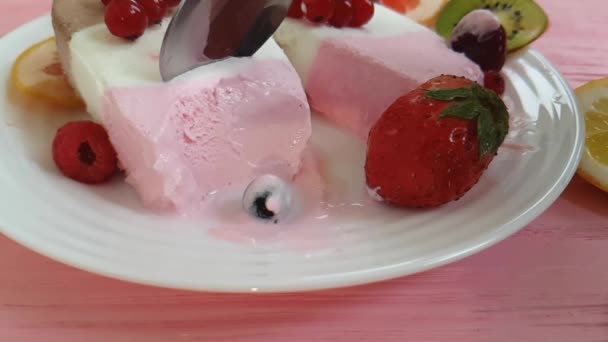 プレートの上に果物を乗せたアイスクリーム — ストック動画