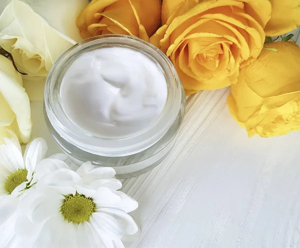 Crema Cosmética Rosa Amarillo Sobre Madera Blanca — Foto de Stock