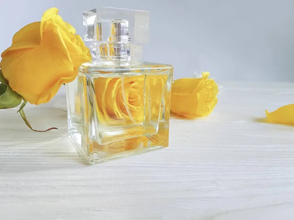 Parfémy Láhev Žlutá Růže Dřevěné — Stock fotografie