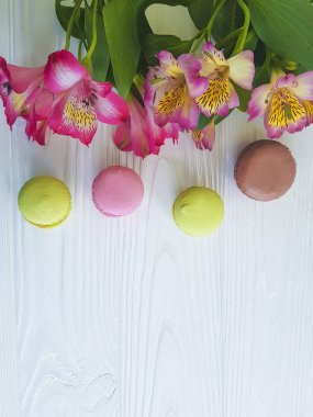 Macaron, bir ahşap alstroemeria çiçek