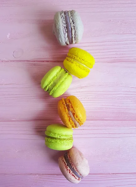 Macaron Auf Rosa Holz — Stockfoto