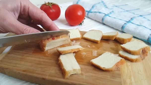 Las Manos Cortan Queso Tofu Una Madera — Vídeo de stock