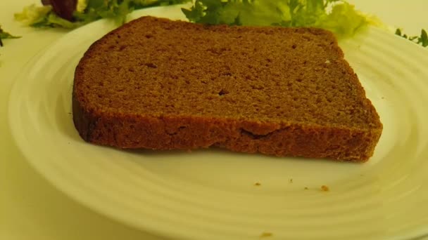 Σάντουιτς Μαύρο Ψωμί Σταγόνες Τυρί — Αρχείο Βίντεο