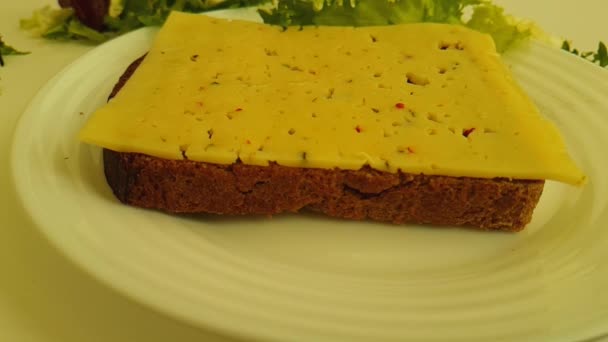 黒のサンドイッチのパンにチーズが値下がりしました — ストック動画