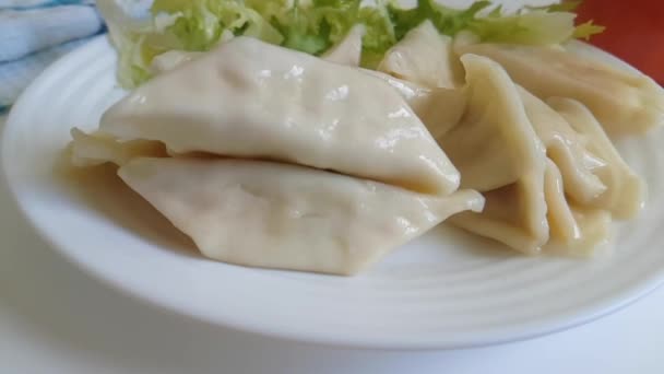 Knödel Auf Dem Teller Fallen Zeitlupenschießen — Stockvideo