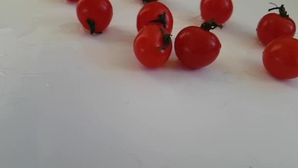 Tomater Som Blött Vit Bakgrund Spinning — Stockvideo