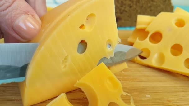 Schweizer Käse Auf Einem Holzstück Geschnitten Mit Einem Messer — Stockvideo