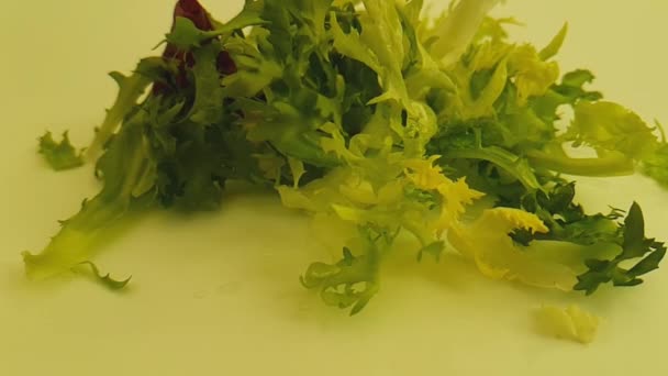 绿色沙拉在白色背景慢动作射击滴水水 — 图库视频影像