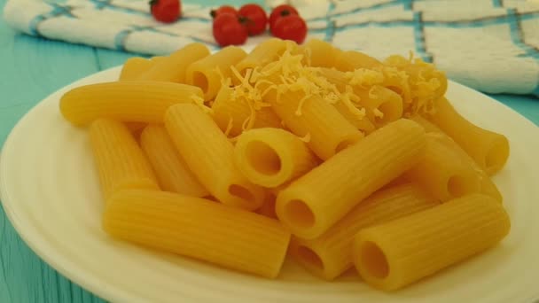 Pasta Cospargere Con Formaggio Slow Motion — Video Stock