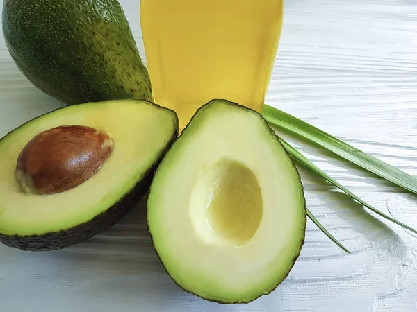 Avocadoöl Auf Weißem Holz — Stockfoto