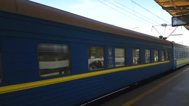 Ukraina Kiev September 2017 Tåget Anländer Till Stationen — Stockvideo