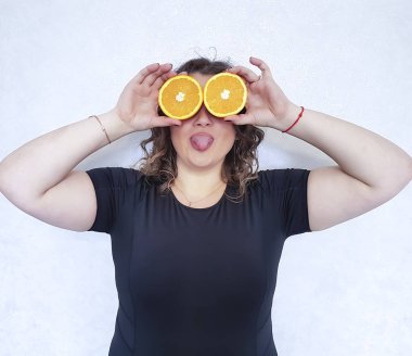 güzel tam kız portakal ile