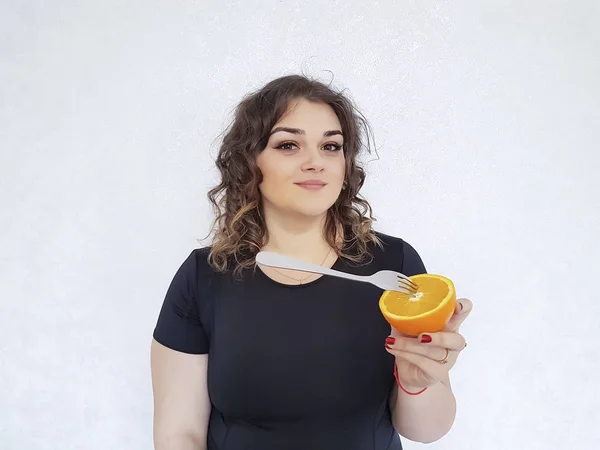 Красивая Полная Девушка Апельсинами — стоковое фото