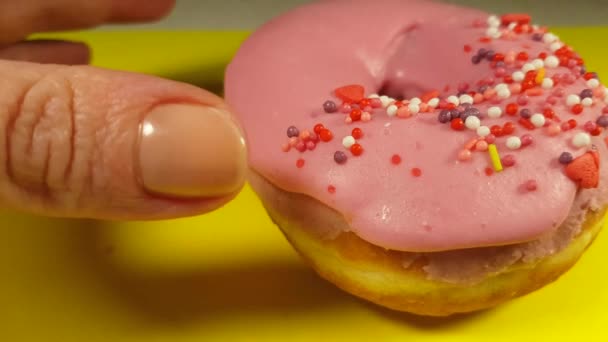 Donut Mano Toma Comer Pastelería — Vídeo de stock