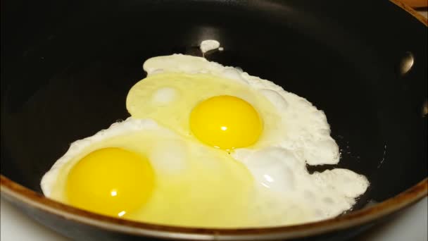 Смажені Яйця Сковороді — стокове відео