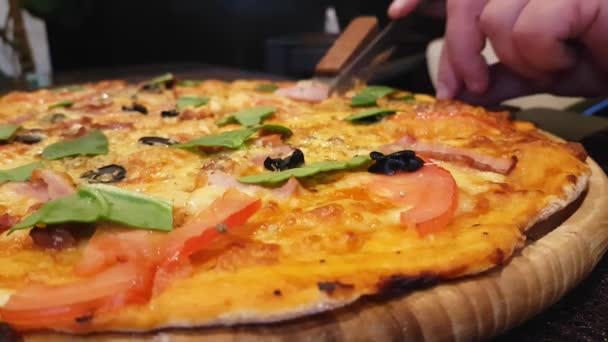Mano Taglia Una Pizza Con Coltello — Video Stock