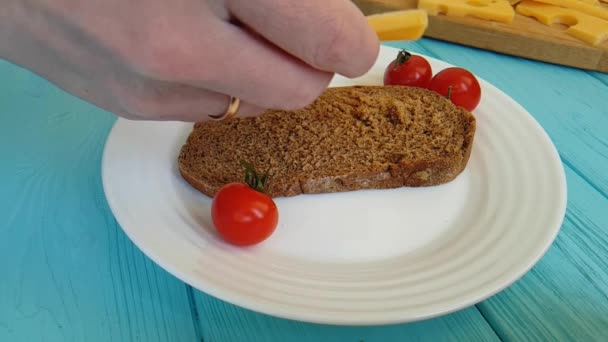 Queso Suizo Pan Mano Madera — Vídeos de Stock