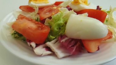 salata domates, yumurta düşüyor, ağır çekim çekim