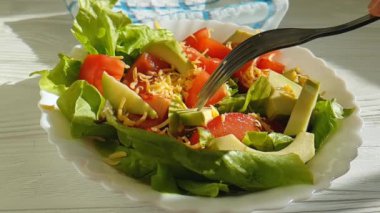 salata avokado domates peynir ağır çekim