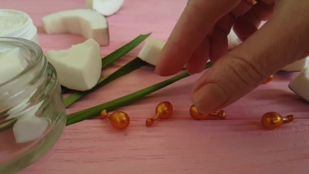 Crème Cosmétique Noix Coco Sur Une Capsule Bois Rose Main — Video