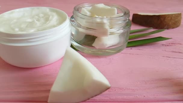 Cosmetische Cocos Crème Roze Houten Drops — Stockvideo
