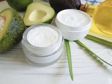 Beyaz tahta üzerine krem kozmetik avokado yağı