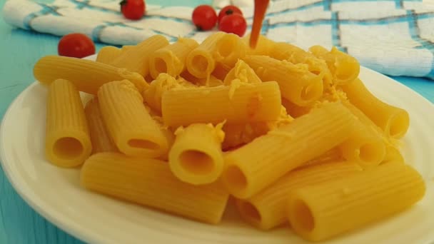 Pasta Con Queso Vierte Ketchup Cámara Lenta — Vídeo de stock