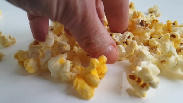 Popcorn Ruku Bílém Pozadí — Stock video