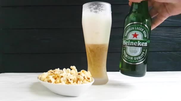 Ukraine Kiev März 2018 Hand Beer Heineken Von Popcorn — Stockvideo