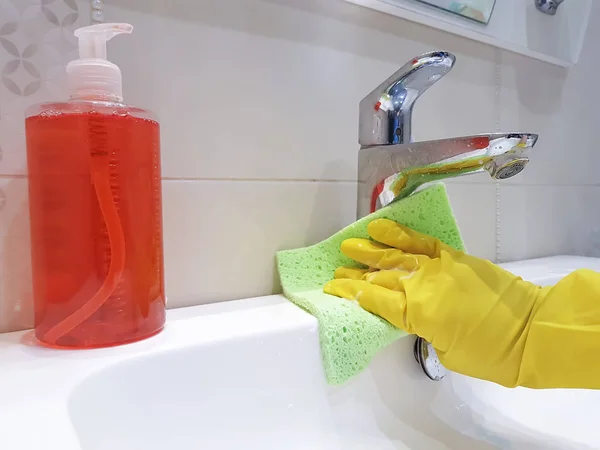 Handen Handschoenen Wassen Gootsteen — Stockfoto