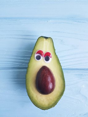 Avokado çizgi film gözleri mavi ahşap