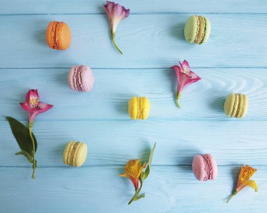 Mavi ahşap çiçek alstroemeria üzerinde makaroon