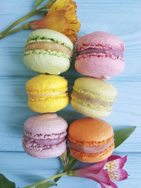 Mavi ahşap çiçek alstroemeria üzerinde makaroon