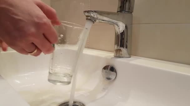 Rubinetto Dell Acqua Vetro Mano — Video Stock