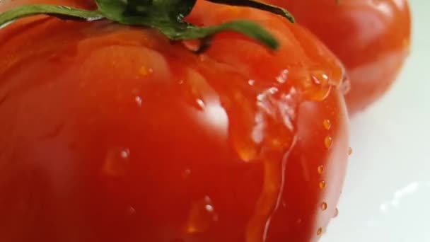 Rote Tomate Nasses Wasser Zeitlupe — Stockvideo