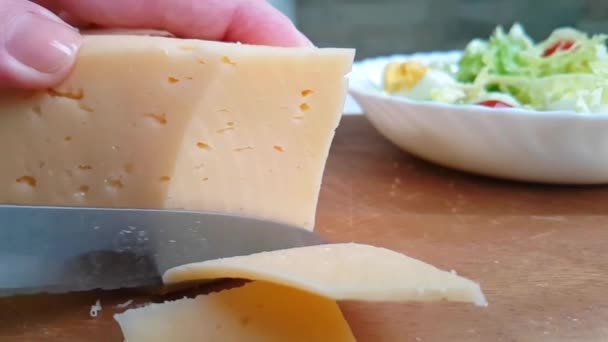 Руки Нож Вырезать Сыр — стоковое видео