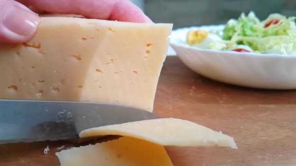 Cuchillo Manos Queso Cortado — Vídeos de Stock