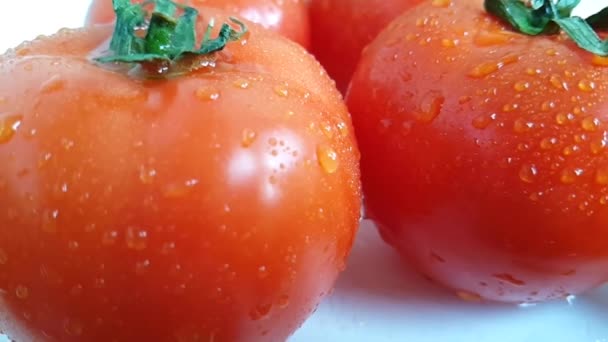 Rote Tomate Nasses Wasser Zeitlupe Dreht Sich — Stockvideo