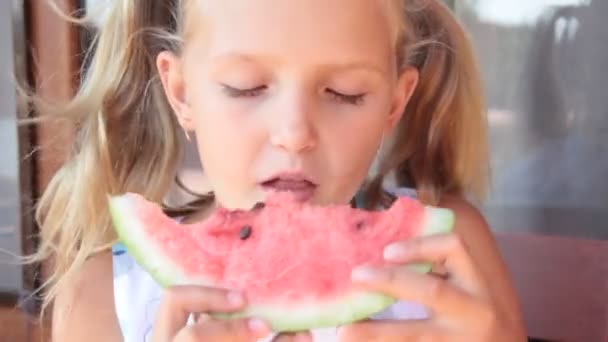 Μικρό Κορίτσι Τρώει Καρπούζι Καλοκαίρι Εξωτερικούς Χώρους — Αρχείο Βίντεο