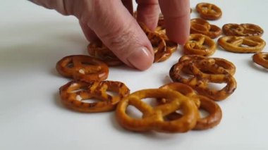 Beyaz arka plan yandan tuzlu kraker damla, yavaş hareket atış